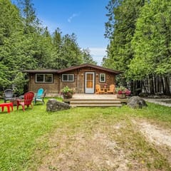 *Lake House Escape* 4 BR Family Cottage on Water