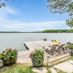*Lake House Escape* 4 BR Family Cottage on Water