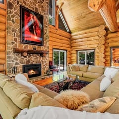 *Lakefront Log Home* 7BR • Fire Pit • Games • Gym
