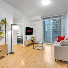 *Modern* 2 BR Condo Near Scotiabank/Rogers/Union