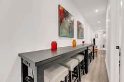 *Cozy 2 Bedroom* New Family home in Little Italy - Image 5