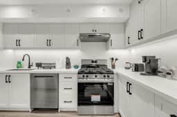 *Cozy 2 Bedroom* New Family home in Little Italy - Image 2