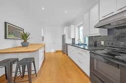 *Gorgeous Backyard* Large Home Heart of Kensington - Image 2