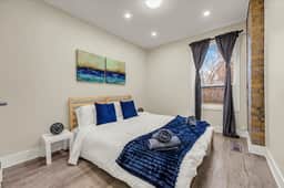 *Grand House* Sleeps 10 - Vibrant Home next to DT - Image 2