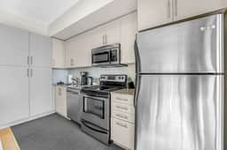 *Lake View* Cozy Home Near Scotiabank/Rogers/Union - Image 3