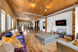 *RARE LOFT* Huge Artistic Gem in Heart of Downtown - Image 3
