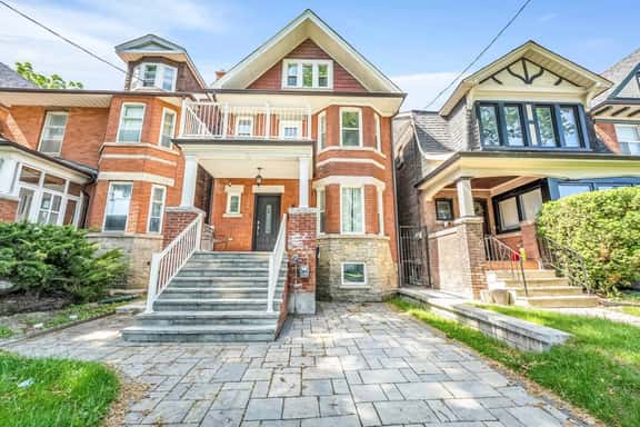 *1 Minute to BMO Field* 4 Bedroom Home In Downtown - Bild 1