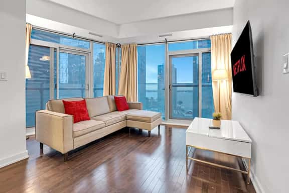 *10/10 Location* 2 BR Downtown Condo with GYM - Image 1