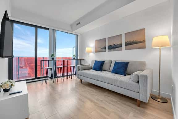 *2 Bed Condo* Near UofT/Rogers/Scotia/Hospital/Gym - Image 1