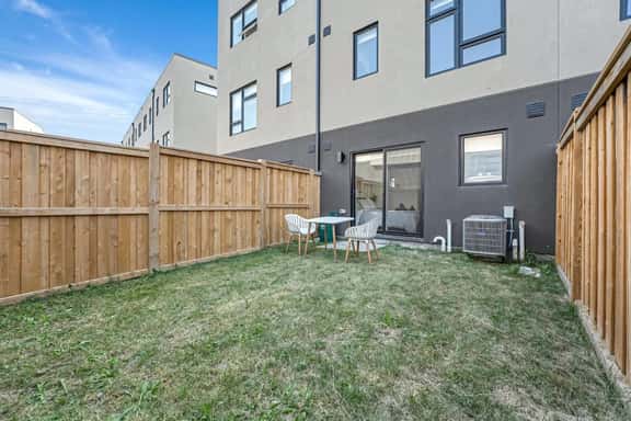 *Beautiful Family Home* With a Backyard + Parking - Imagen 1