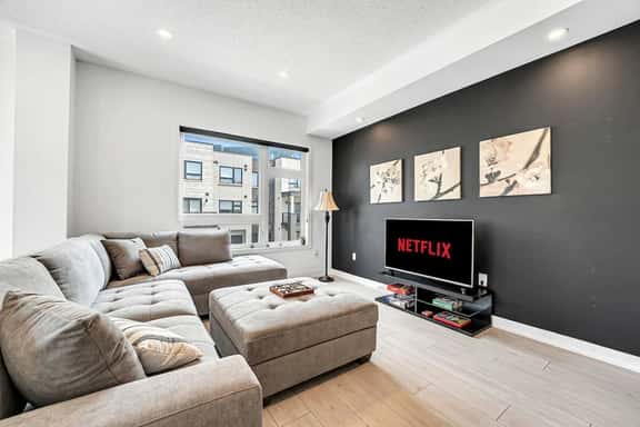 *Comfortable* 3 Bedroom Home in Safe Family Area - Image 1