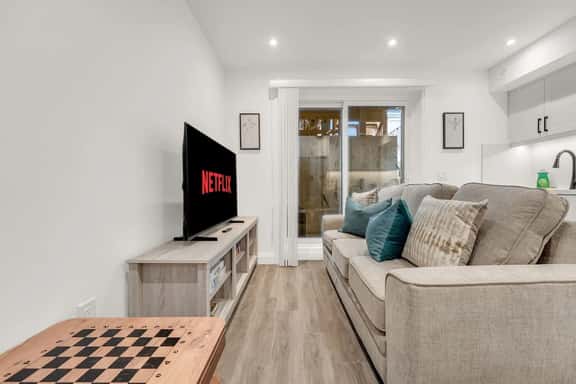 *Cozy 2 Bedroom* New Family home in Little Italy - Image 1