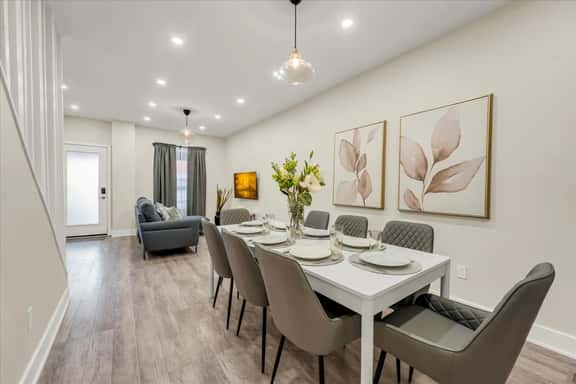 *Grand House* Sleeps 10 - Vibrant Home next to DT - Image 1