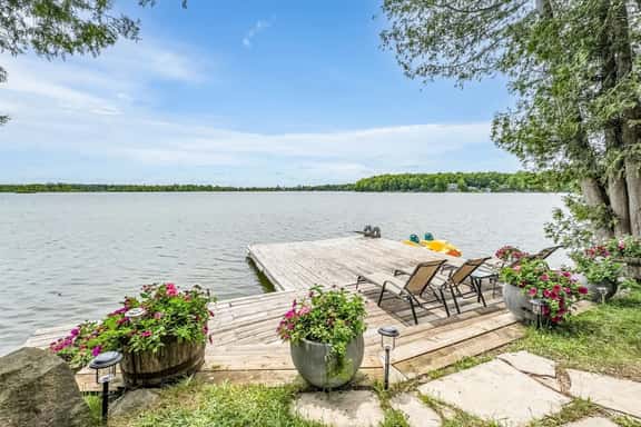 *Lake House Escape* 4 BR Family Cottage on Water - Image 1