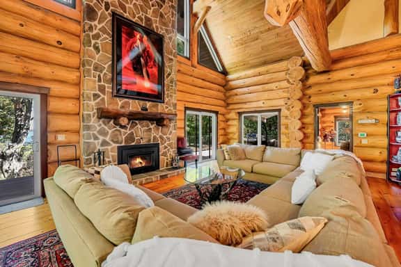*Lakefront Log Home* 7BR • Fire Pit • Games • Gym - Image 1