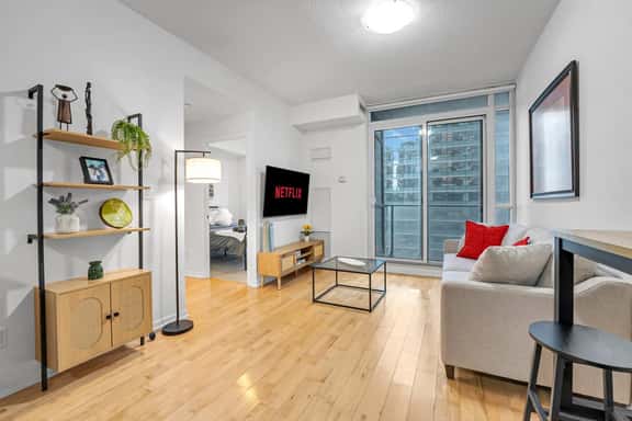 *Modern* 2 BR Condo Near Scotiabank/Rogers/Union - Image 1