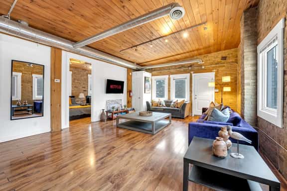 *RARE LOFT* Huge Artistic Gem in Heart of Downtown - Image 1
