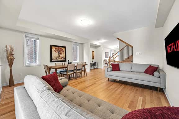 *Upscale* 6bed Home near Pier/Niagara/Toronto/QEW/GO - Image 1