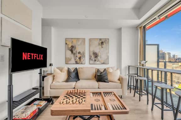 *World Cup* Stylish Downtown Apartment With Gym - Image 1