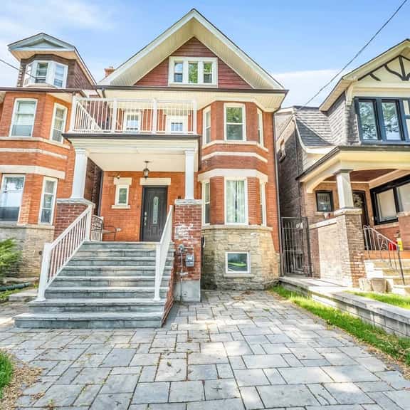 *1 Minute to BMO Field* 4 Bedroom Home In Downtown - Bild 1