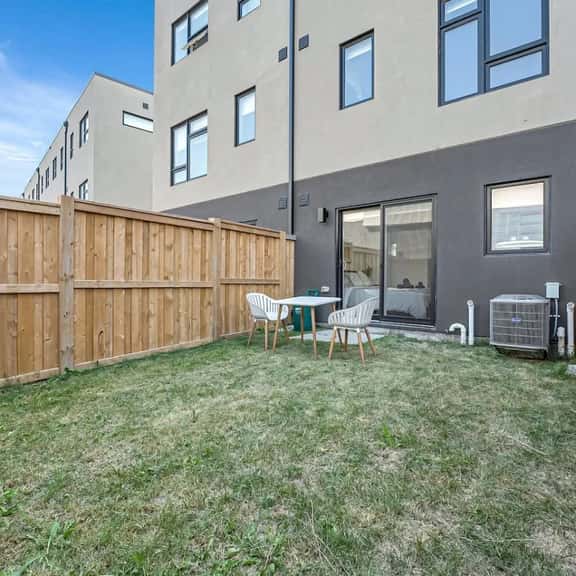 *Beautiful Family Home* With a Backyard + Parking - Imagen 1