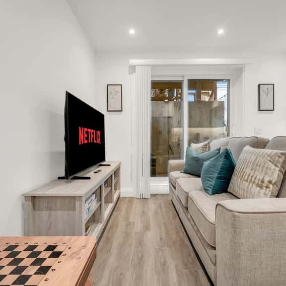 *Cozy 2 Bedroom* New Family home in Little Italy - Image 1