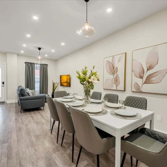 *Grand House* Sleeps 10 - Vibrant Home next to DT - Image 1