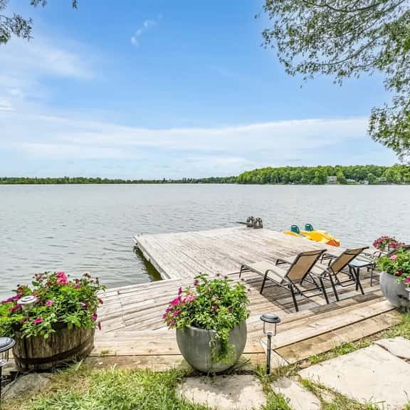 *Lake House Escape* 4 BR Family Cottage on Water - Image 1