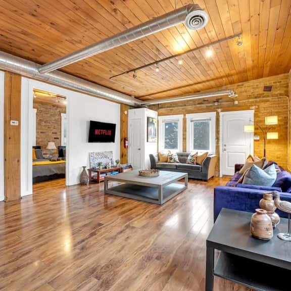 *RARE LOFT* Huge Artistic Gem in Heart of Downtown - Image 1