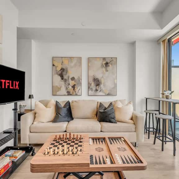 *World Cup* Stylish Downtown Apartment With Gym - Image 1