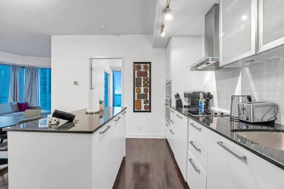 *10/10 Location* 2 BR Downtown Condo with GYM - Image 4