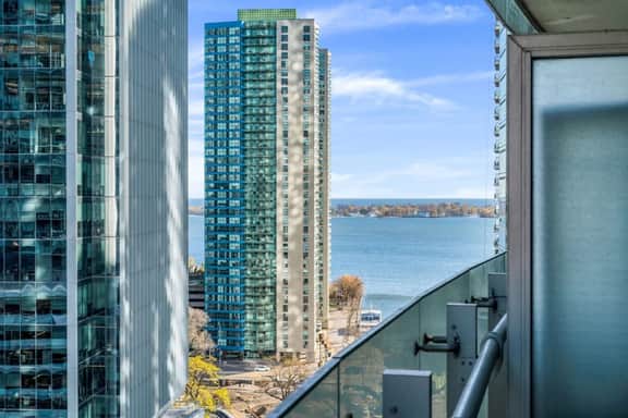 *10/10 Location* 2 BR Downtown Condo with GYM - Image 3