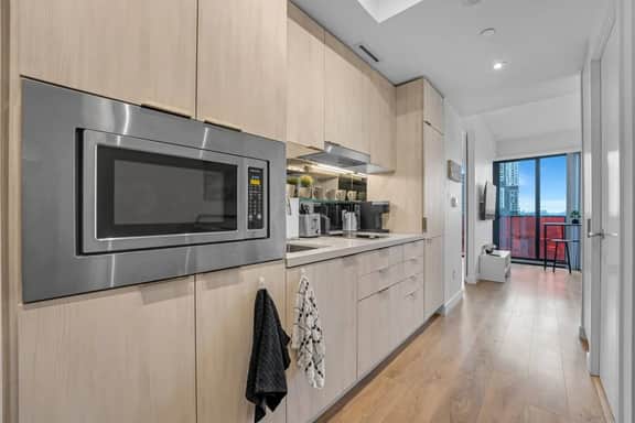 *2 Bed Condo* Near UofT/Rogers/Scotia/Hospital/Gym - Image 2