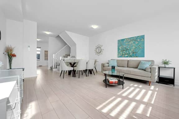 *Beautiful Family Home* With a Backyard + Parking - Imagen 2