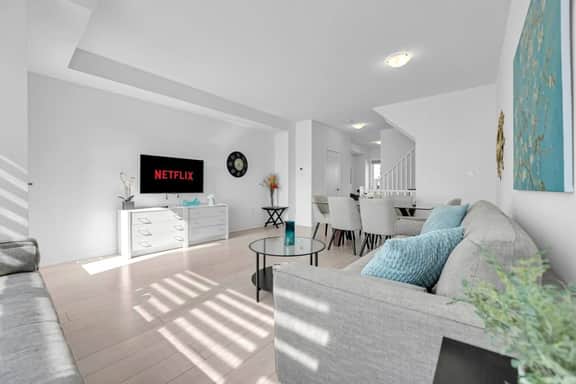 *Beautiful Family Home* With a Backyard + Parking - Image 5