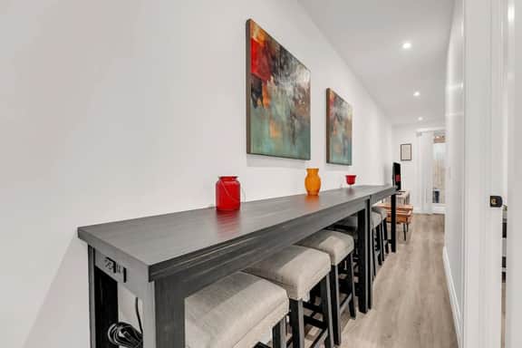 *Cozy 2 Bedroom* New Family home in Little Italy - Image 5