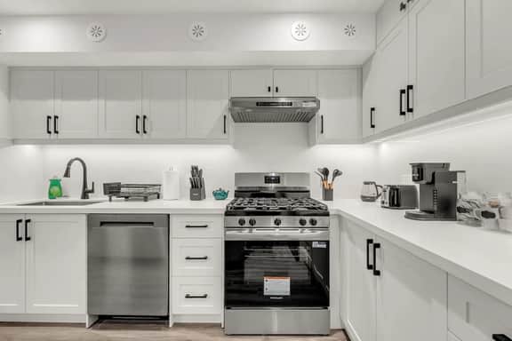 *Cozy 2 Bedroom* New Family home in Little Italy - Image 2