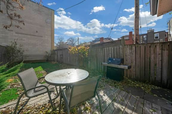 *Gorgeous Backyard* Large Home Heart of Kensington - Image 4