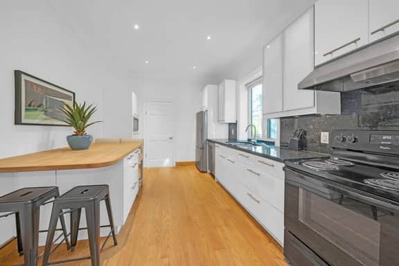 *Gorgeous Backyard* Large Home Heart of Kensington - Image 2