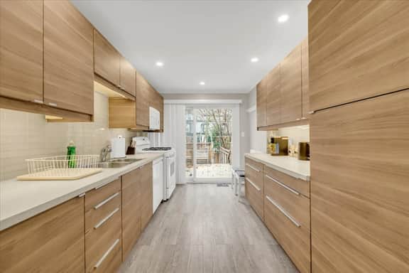 *Grand House* Sleeps 10 - Vibrant Home next to DT - Image 4