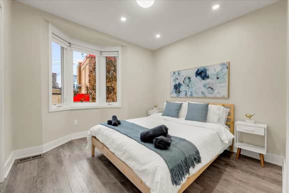 *Grand House* Sleeps 10 - Vibrant Home next to DT - Image 3