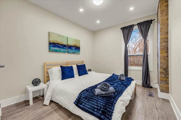 *Grand House* Sleeps 10 - Vibrant Home next to DT - Image 2