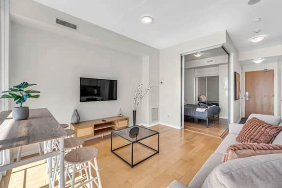 *Lake View* Cozy Home Near Scotiabank/Rogers/Union - Image 5