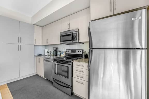 *Lake View* Cozy Home Near Scotiabank/Rogers/Union - Image 3