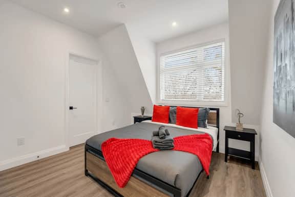 *Modern Quiet Home* 2 Bedroom 2 Bath Near Downtown - Image 3
