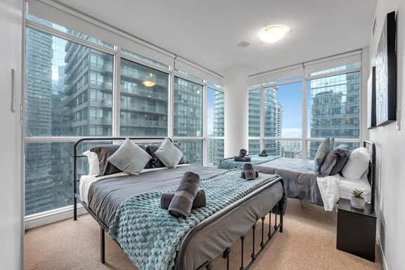 *Modern* 2 BR Condo Near Scotiabank/Rogers/Union - Image 5