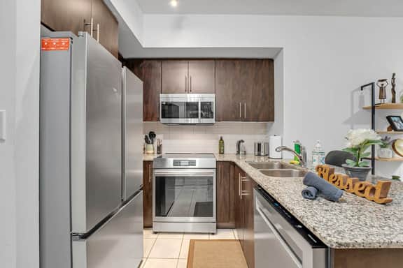 *Modern* 2 BR Condo Near Scotiabank/Rogers/Union - Image 3