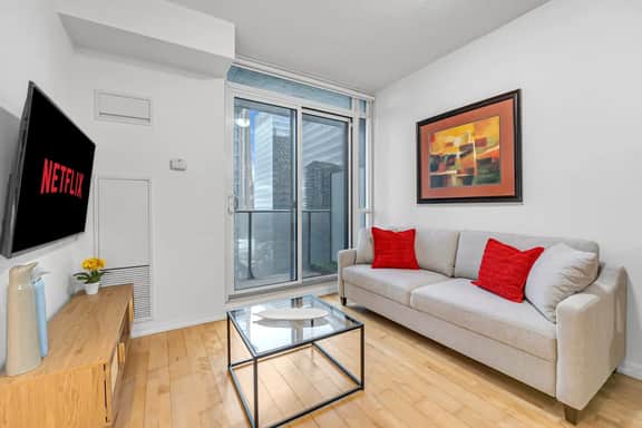 *Modern* 2 BR Condo Near Scotiabank/Rogers/Union - Image 2