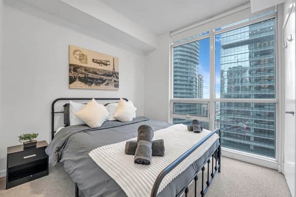 *Modern* 2 BR Condo Near Scotiabank/Rogers/Union - Image 4