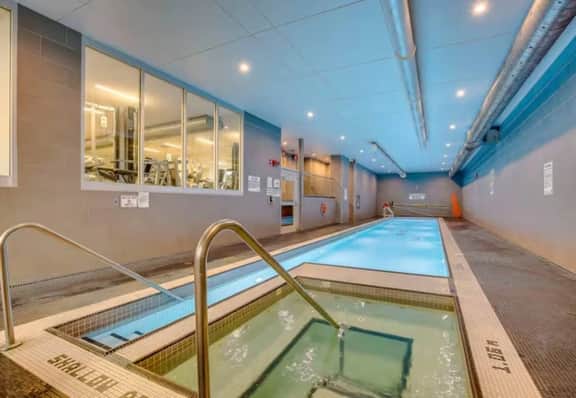 *Modern* Heart of Downtown ~ POOL ~ GYM ~ SAUNA - Image 5